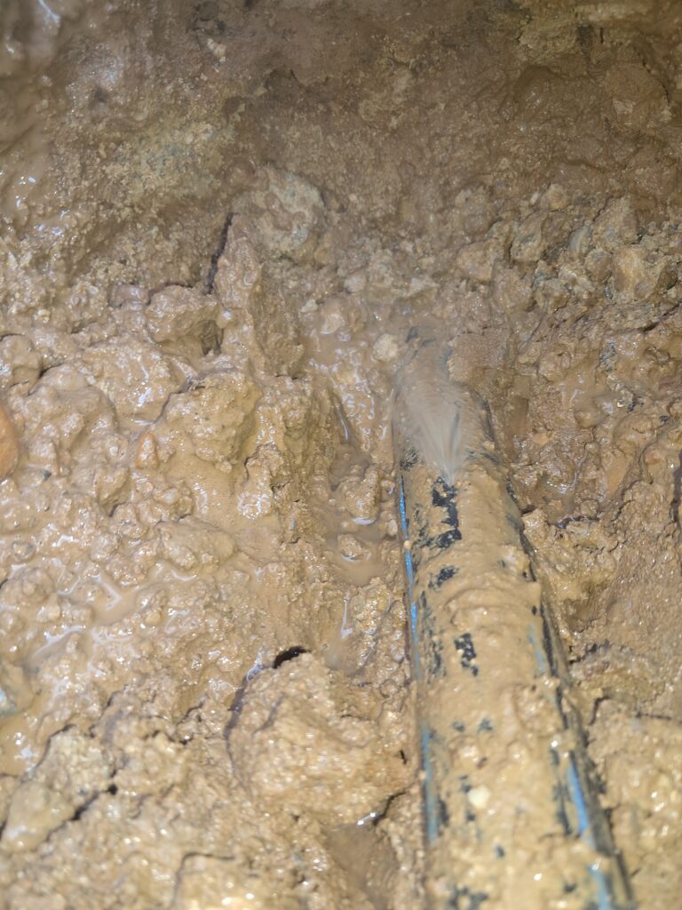 fuite sur tuyau d'alimentation d'eau extérieur à Marmande